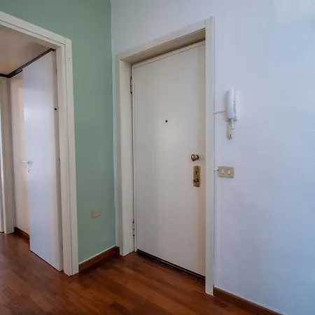 Duomo 10 Minutes Away Spacious 5 Pax Balcony Wifi Ac 아파트