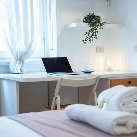 Duomo 10 Minutes Away Spacious 5 Pax Balcony Wifi Ac 아파트