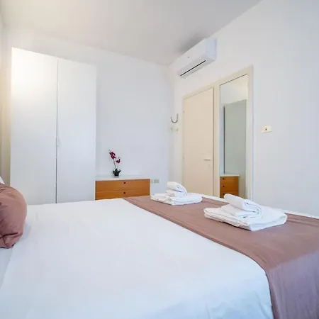 Duomo 10 Minutes Away Spacious 5 Pax Balcony Wifi Ac 아파트