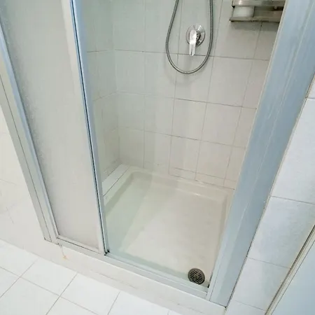 Duomo 10 Minutes Away Spacious 5 Pax Balcony Wifi Ac Appartamento Milano